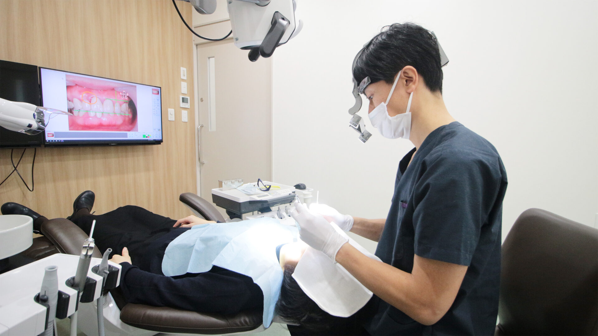 日本の山田崇弘院長の写真 - 笑顔で白衣を着た中年男性