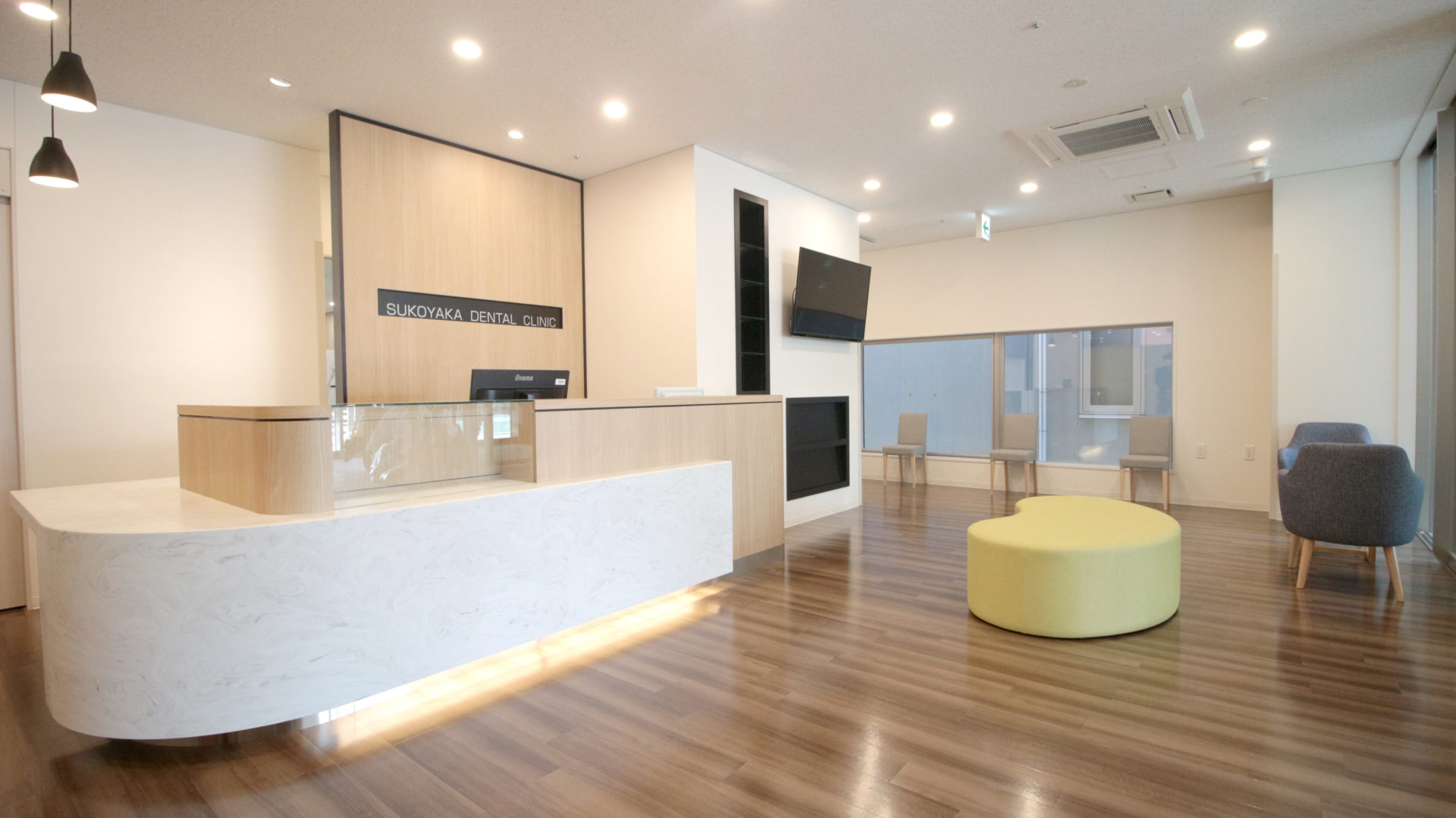 日本の歯科クリニックの明るく清潔な待合室